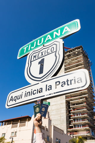Imagen de letrero de Tijuana y dos pasaportes mexicanos