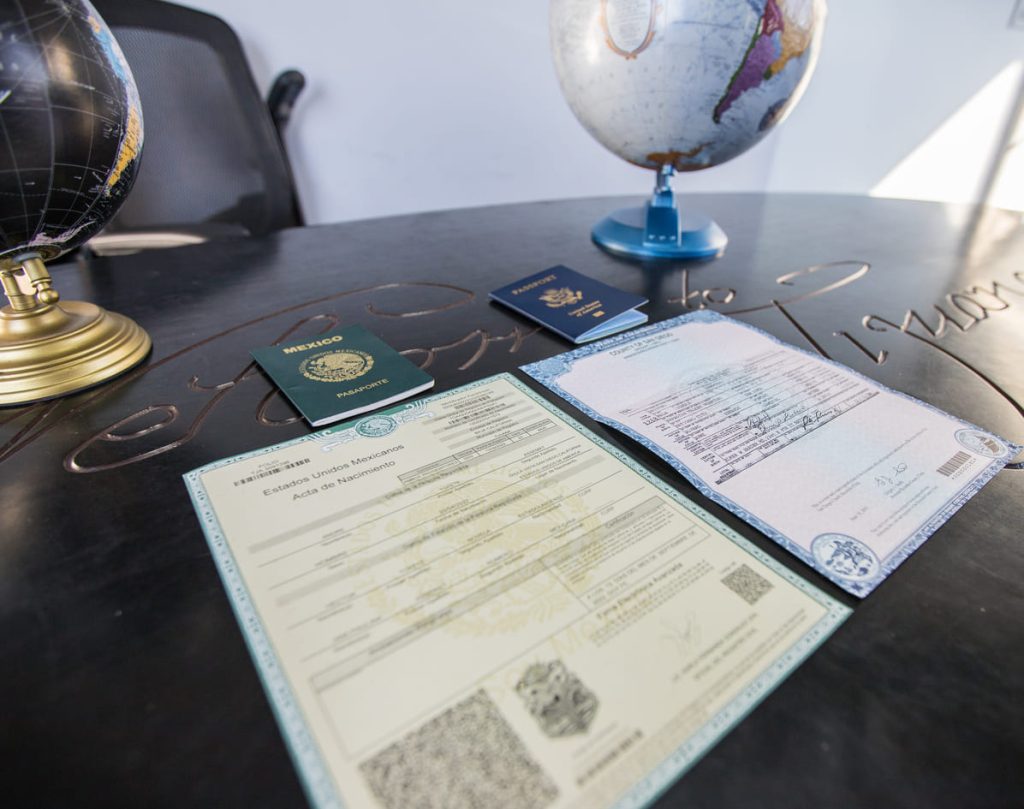 Actas de nacimiento y pasaportes mexicanos sobre una mesa