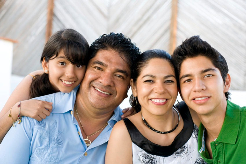 Familia sonriente representando el compromiso de DNExpress
