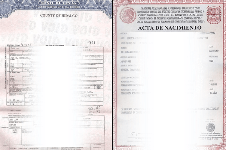 Documentos de acta de nacimiento mexicanos y estadounidenses abiertos sobre una mesa