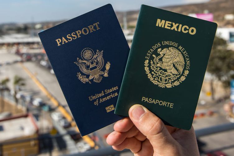 Dos pasaportes (EE. UU. y México) que representan la doble ciudadanía