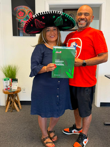 Pareja mexicano-americana en Los Ángeles sosteniendo su acta de nacimiento mexicana después de obtener la doble nacionalidad mexicana desde casa con DNExpress en 6 semanas