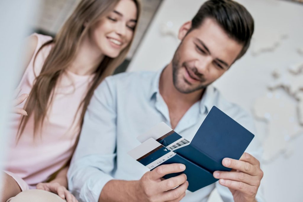 Pareja revisando pasaportes y visas mexicanos