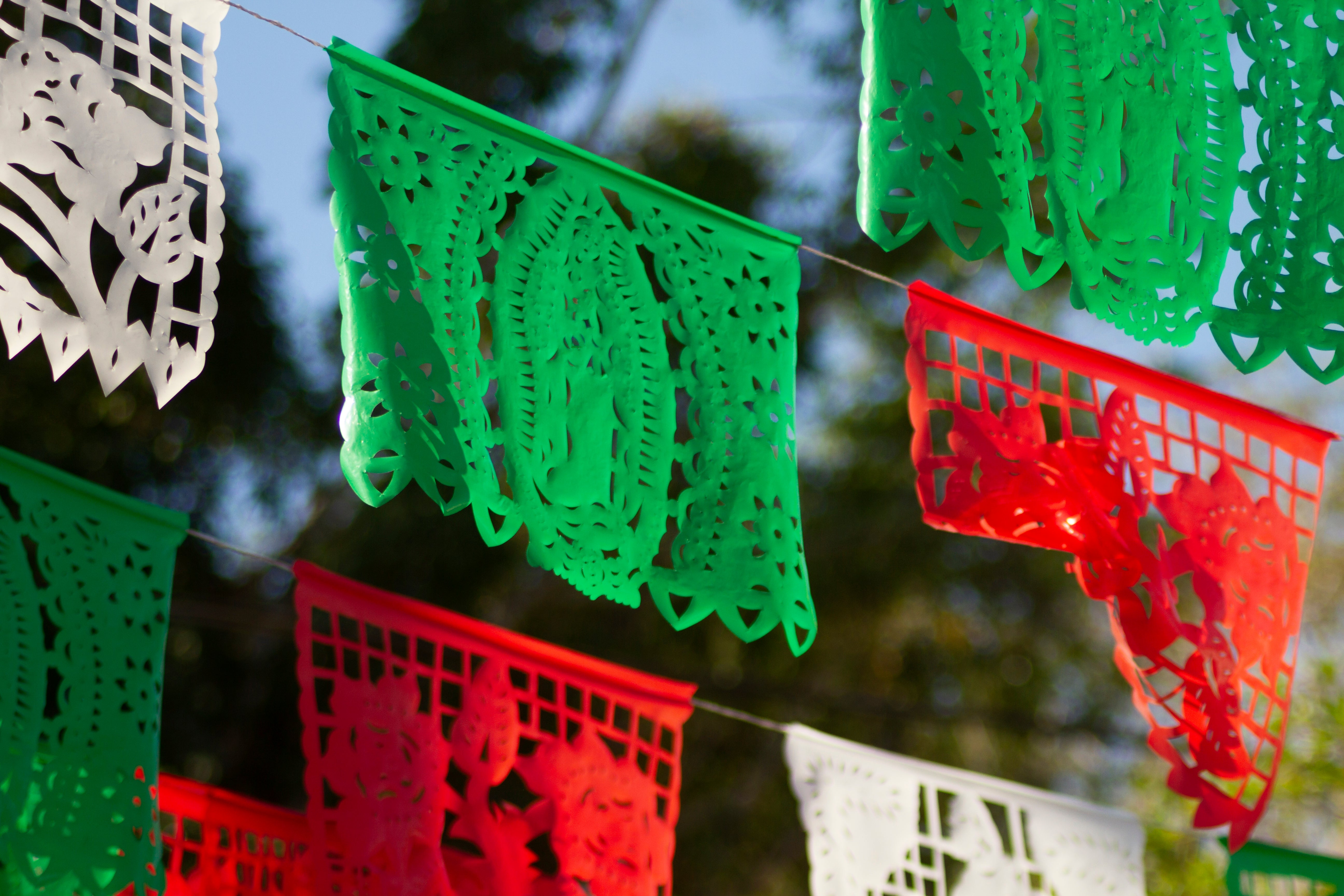 Papel picado verde, blanco y rojo para Fiestas Patrias 2026